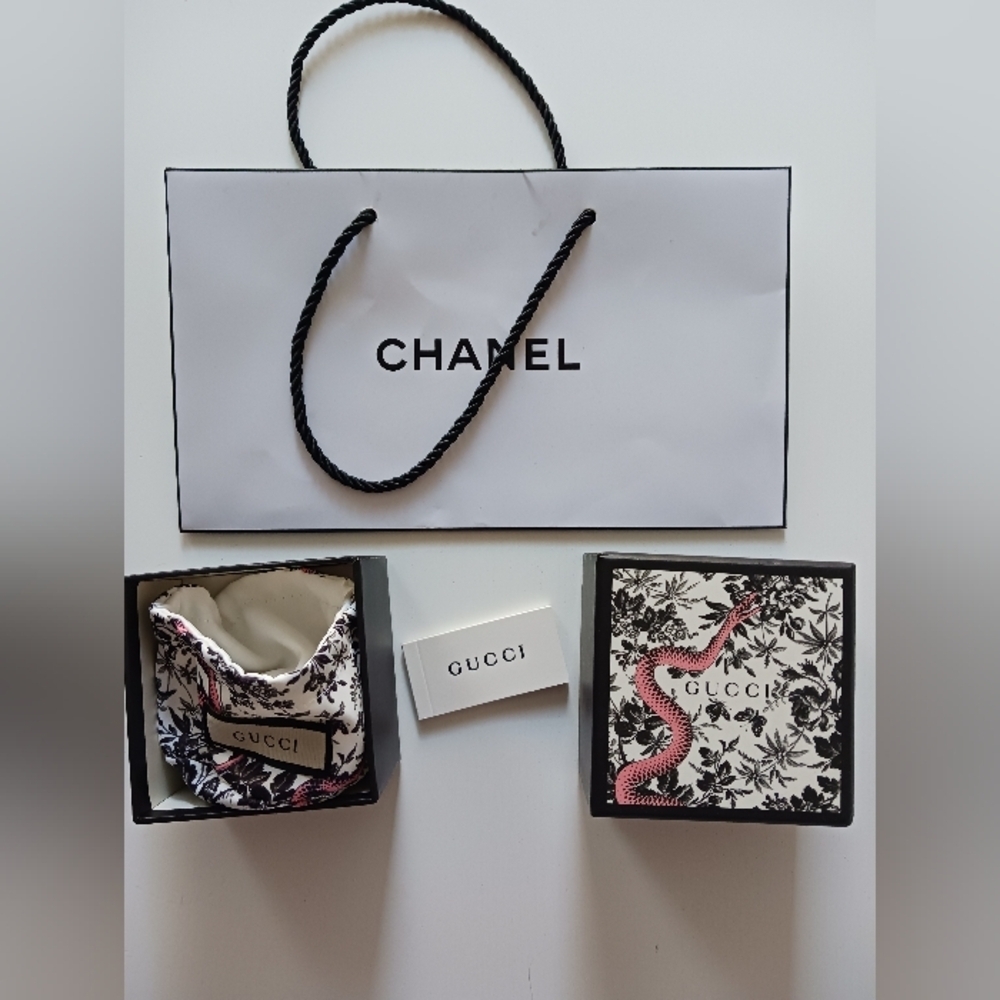 Gucci small jewelry gift box with jewelry pouch and Chanel gift bag - Picture 3 of 7